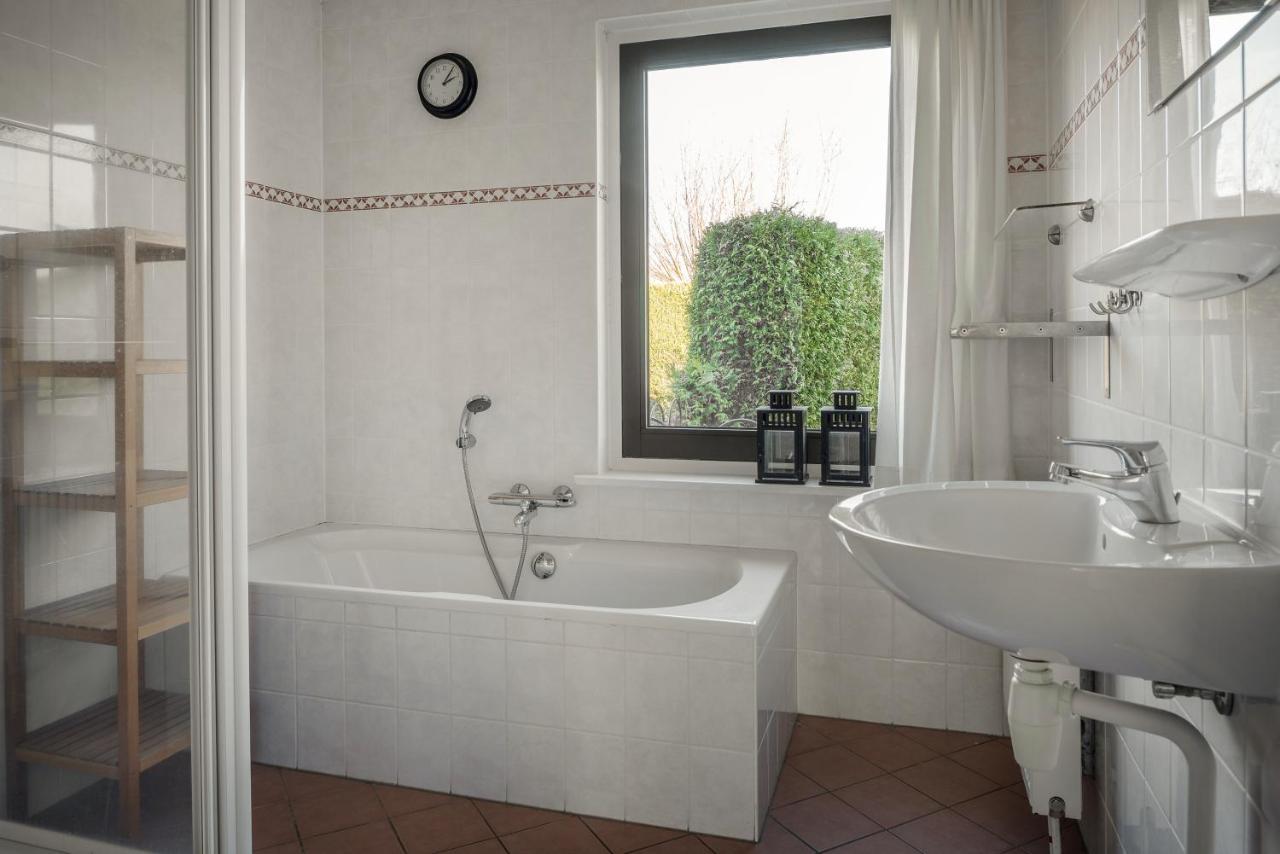 Wellnesshuis Met Hottub, Ligbad En Grote Tuin Villa Tzummarum Екстериор снимка