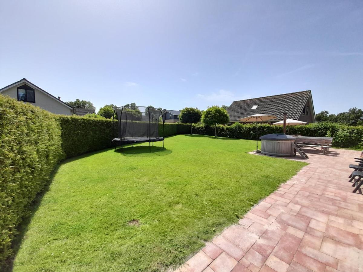 Wellnesshuis Met Hottub, Ligbad En Grote Tuin Villa Tzummarum Екстериор снимка
